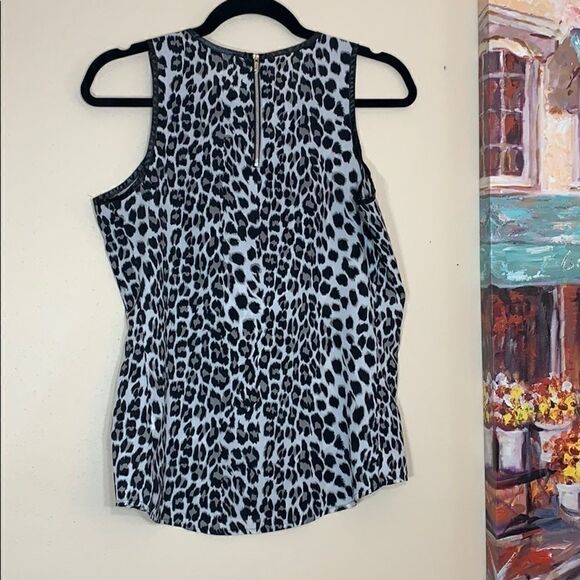 Small animal print sleeveless shirt. - Picture 2 of 7